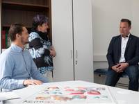 Bürgermeister Andreas Buchheim (r.) ist froh und dankbar darüber, dass Landarzt Dr. Fabian Gotschlich und dessen Mitarbeiterin Heike Bemme nun ihre Arbeit aufnehmen können.