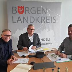 v.l.n.r.: Christopf Hansel, Landrat Götz Ulrich, Andreas Buchheim ©Pressestelle Burgenlandkreis v.l.n.r.: Christopf Hansel, Landrat Götz Ulrich, Andreas Buchheim ©Pressestelle Burgenlandkreis