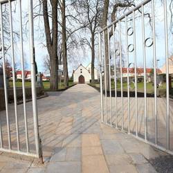 neu gepflasterter Weg auf dem Friedhof Tröglitz [(c): Gemeinde Elsteraue]