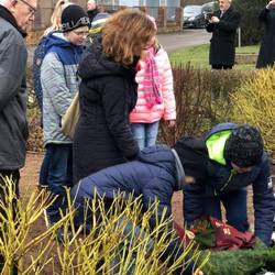 Kranzniederlegung an der Gedenkstätte in Rehmsdorf